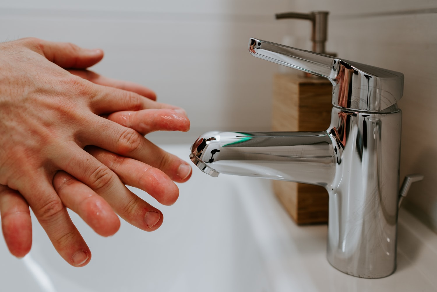 A higienização frequente das mãos com água e sabão ou álcool gel é só uma das medidas preventivas para evitar o avanço do coronavírus, COVID-19, no país