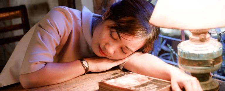 A falta de sono provoca transformações nas células cerebrais que danifica a comunicação entre elas