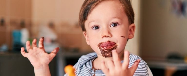 O excesso de consumo desses alimentos, ricos em carboidratos, por bebês e crianças pequenas pode acelerar o metabolismo cerebral